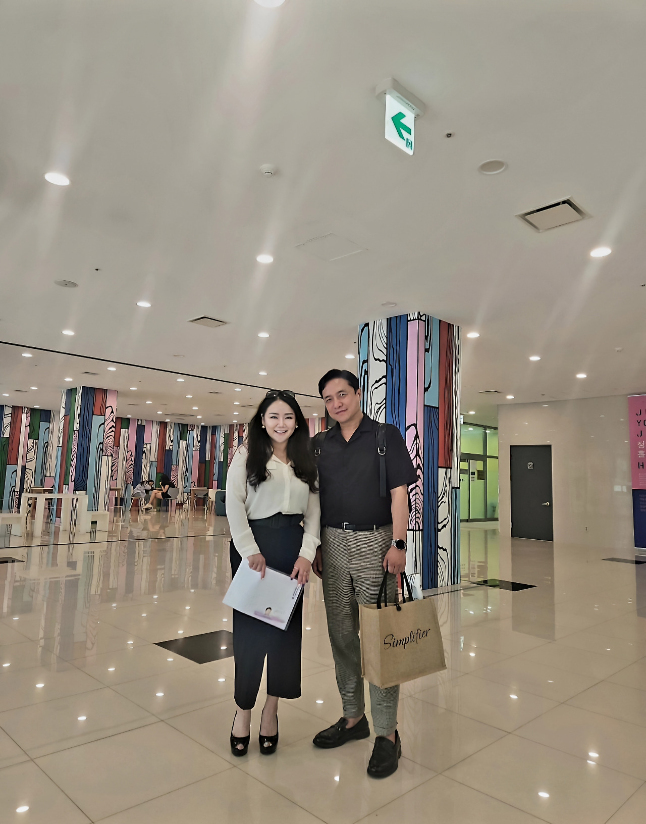 강연 후 로비에서 함께 찍은 기념사진